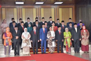 Presiden Jokowi didampingi Ibu Negara dan Wakil Presiden Jusuf Kalla berfoto bersama para pimpinan PR RI 2014-2019, di Gedung Nusantara MPR/DPR/DPD-RI, Jakarta, Jumat (16/8) pagi. (Foto: Deny S/Humas)