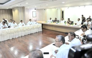 Presiden Jokowi didampingi sejumlah mendengarkan penjelasan Plt Dirut PLN Pusat terkait pemadaman kemarin, di Kantor PLN Pusat, Jakarta, Senin (5/8) pagi. (Foto: Rahmat/Humas)