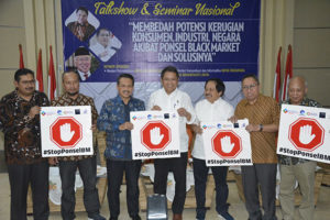 Menkominfo Rudiantara didampingi pejabat yang lain mensosialisasikan Stop Ponsel BM, dalam acara di Kantor Kominfo, Jakarta, Jumat (2/8) siang. (Foto: Humas Kominfo)