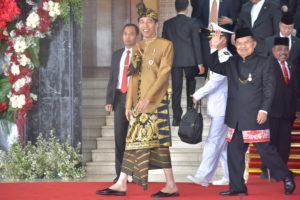 Presiden Jokowi didampingi Wakil Presiden Jokowi meninggalkan Gedung Nusantara MPR/DPR/DPD RI, usai menyampaikan Pidato Kenegaraan, Jumat (16/8) siang. (Foto: Deny S/Humas)