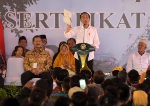 Presiden Jokowi menyampaikan sambutan pada acara Penyerahan Sertifikat Tanah untuk Rakyat di Rumah Radakng, Pontianak, Kalbar, Kamis (5/9) siang. (Foto: Rahmat/Humas)