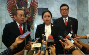Menko PMK Puan Maharani didampingi Mendagri dan Gubernur Lemhanas menjawab wartawan usai menerima anugerah kehormatan di Gedung Lemhanas, Jakarta, Kamis (5/9) siang. (Foto: Antara)