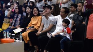 Presiden Jokowi didampingi Ibu Negara Iriana menyaksikan cucunya Jan Ethes tampil dalam pentas musik di di Ballroom Solo Paragon Hotel, Kota Surakarta, Provinsi Jawa Tengah, Minggu (8/9) pagi. (Foto: BPMI)