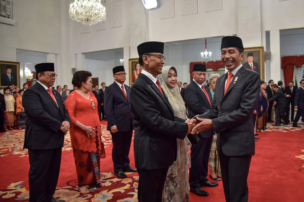 Presiden Jokowi memberikan selamat kepada Wiranto usai dilantik menjadi anggota Wantimpres periode 2019-2024, di Istana Negara, Jakarta, Jumat (13/12). (Foto: Humas/Agung).