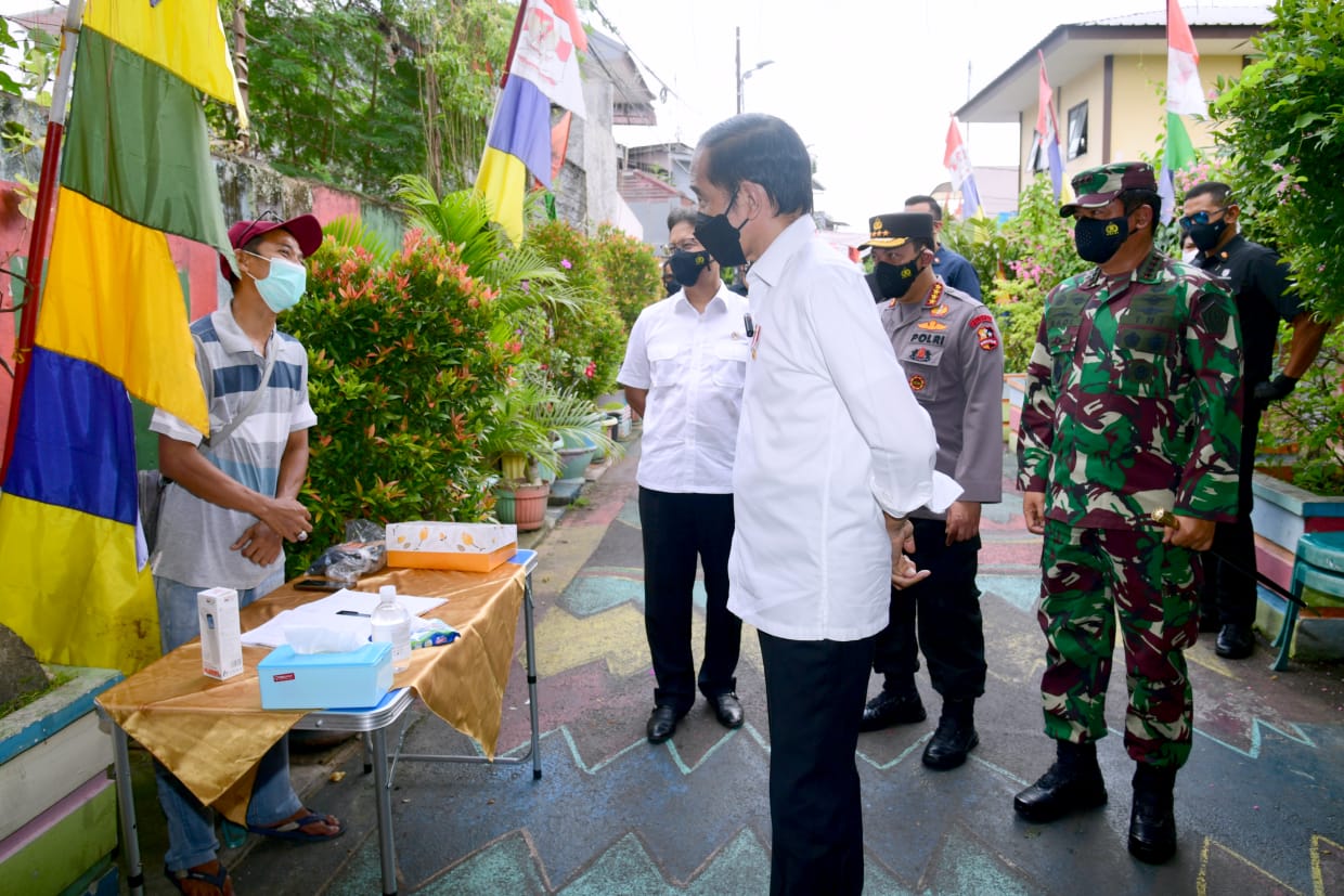 Presiden Jokowi meninjau lokasi PPKM Mikro