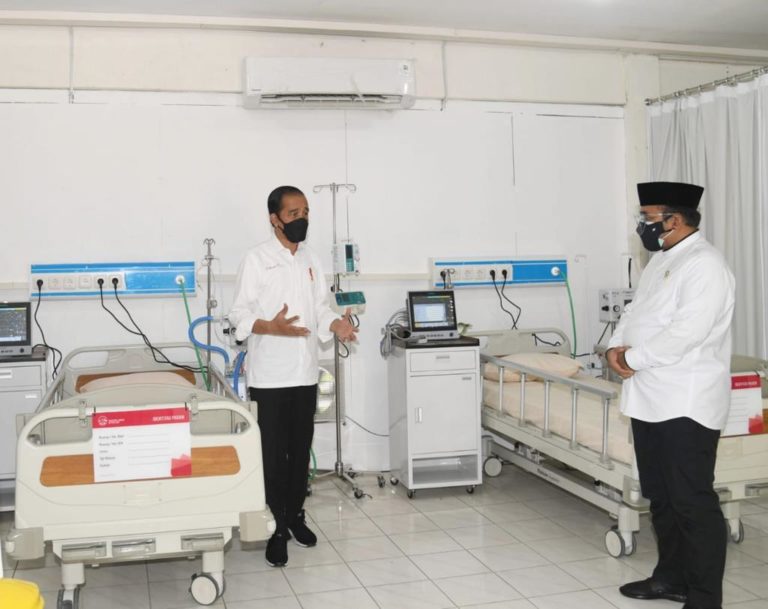 Presiden Jokowi dan Menag Yaqut Cholil Qoumas di Rumah Sakit Asrama Haji