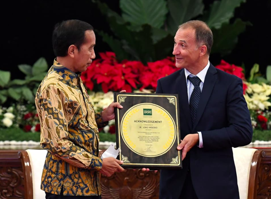 Presiden Jokowi menerima penghargaan dari Dirjen IRRI