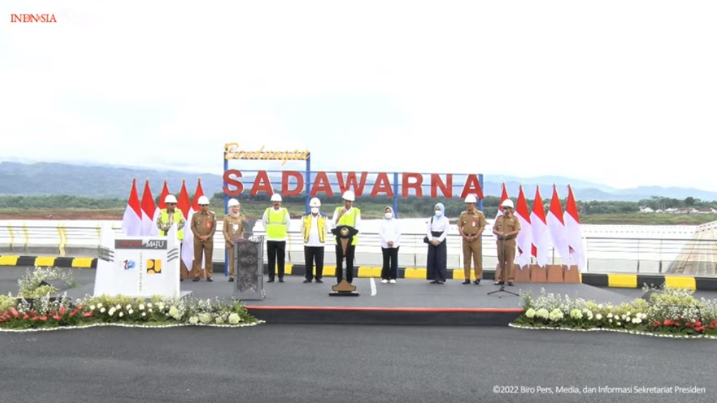 Presiden Jokowi didampingi Ibu Negara Iriana meresmikan Bendungan Sadawarna, Kabupaten Sumedang, Provinsi Jawa Barat, Selasa (21/12/2022) (Foto: BPMI Setpres)