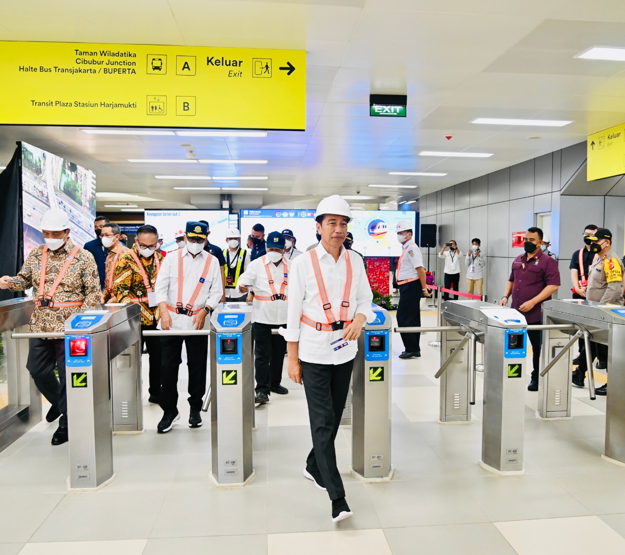 Presiden Jokowi meninjau stasiun  lintas rel terpadu  (LRT) Taman Mini Indonesia Indah (TMII), senin (26/12/2022) 