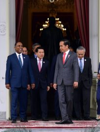 Presiden RI Joko Widodo menerima kunjungan kehormatan bersama para Menteri Luar Negeri ASEAN dan Sekretaris Jenderal ASEAN, di Istana Merdeka, Jakarta, Jumat (03/02/2023) pagi.