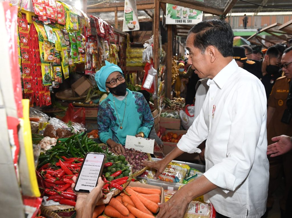 Presiden Cek Harga Kebutuhan Pokok di Pasar Kelapa