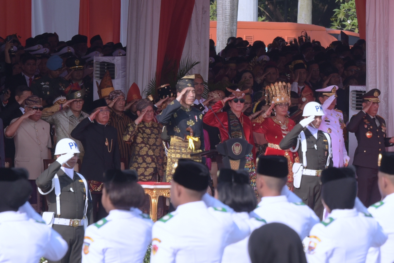 Sekretariat Kabinet Republik Indonesia Berbusana Adat Kesultanan Deli