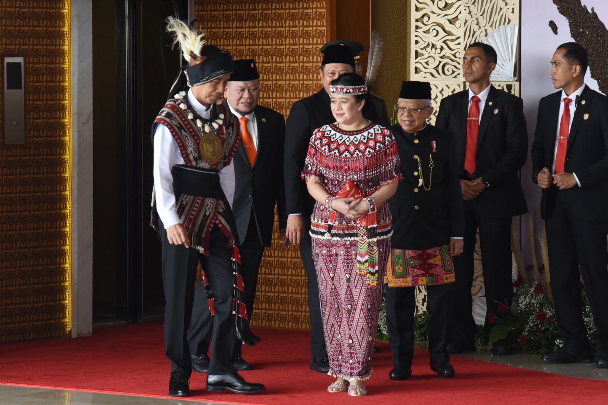 Pakai Baju Adat Tanimbar Presiden Jokowi Hadir di Sidang Tahunan MPR. Pakaian adat Tanimbar ini berasal dari Provinsi Maluku dan dikenal memiliki makna filosofis yang mendalam.