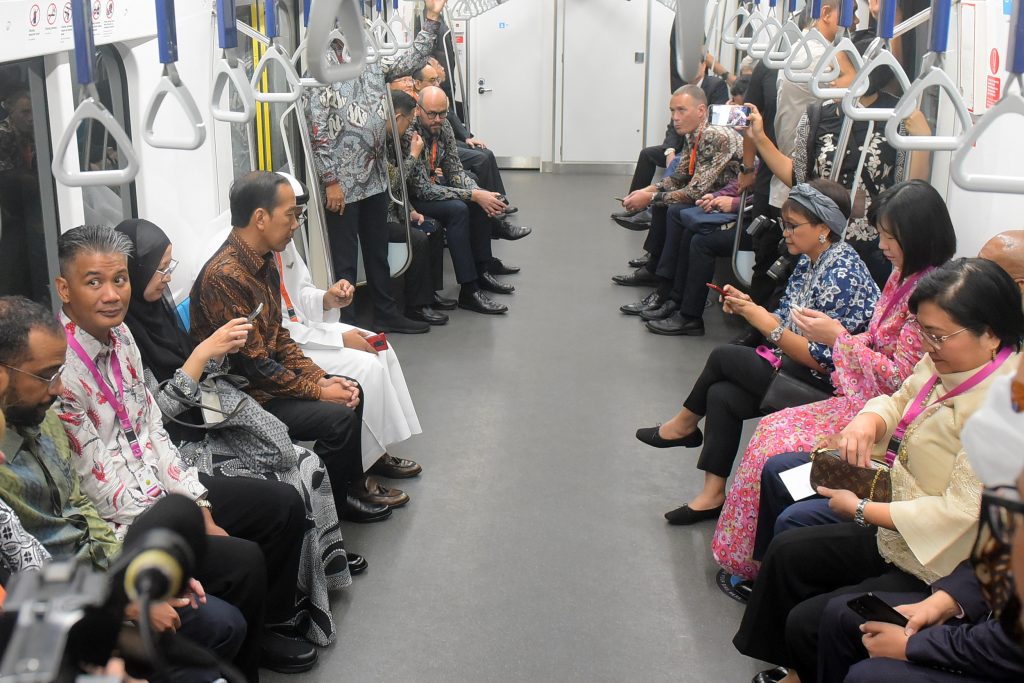 Sekretariat Kabinet Republik Indonesia | Pengalaman Para Duta Besar Coba MRT pada Perayaan Hari ASEAN