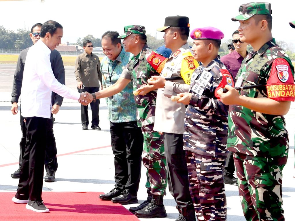 Presiden Jokowi dan rombongan tiba di Bandara Internasional I Gusti Ngurah Rai, Kabupaten Badung, sekitar pukul 09.45 WITA.