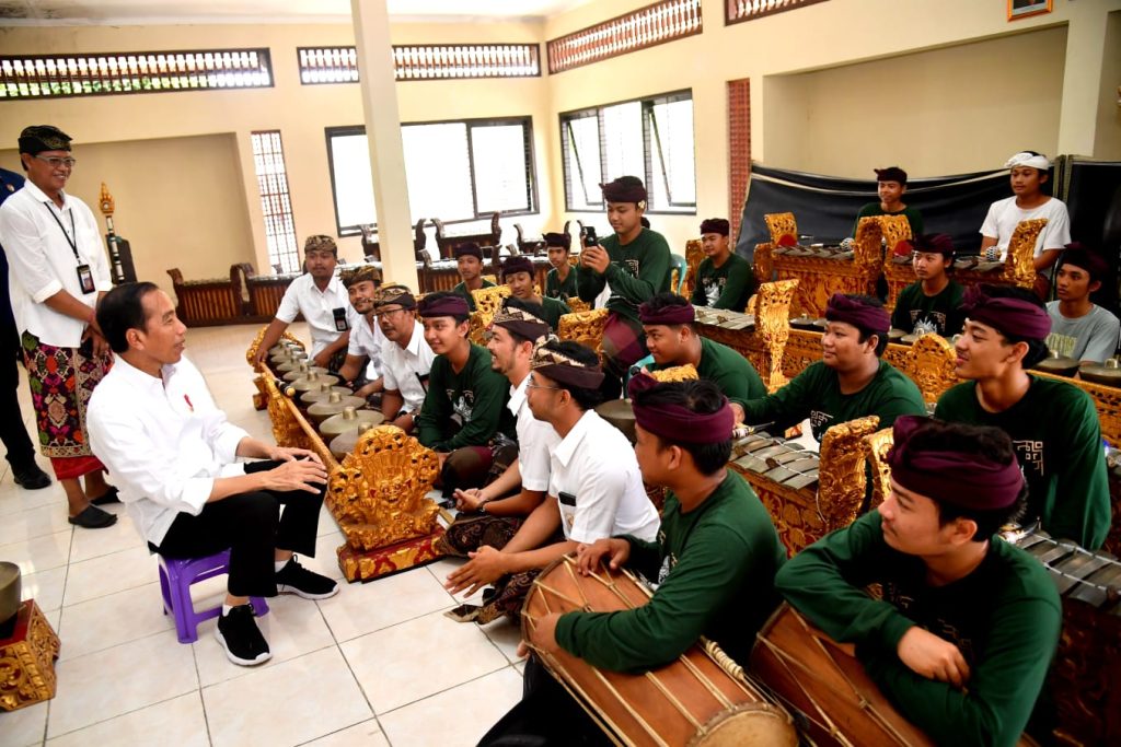 Presiden Joko Widodo meninjau langsung proses pembelajaran di SMKN 3 Sukawati, Kabupaten Gianyar, Provinsi Bali, pada Selasa (31/10/2023) 