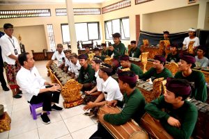 Presiden Joko Widodo meninjau langsung proses pembelajaran di SMKN 3 Sukawati, Kabupaten Gianyar, Provinsi Bali, pada Selasa (31/10/2023)