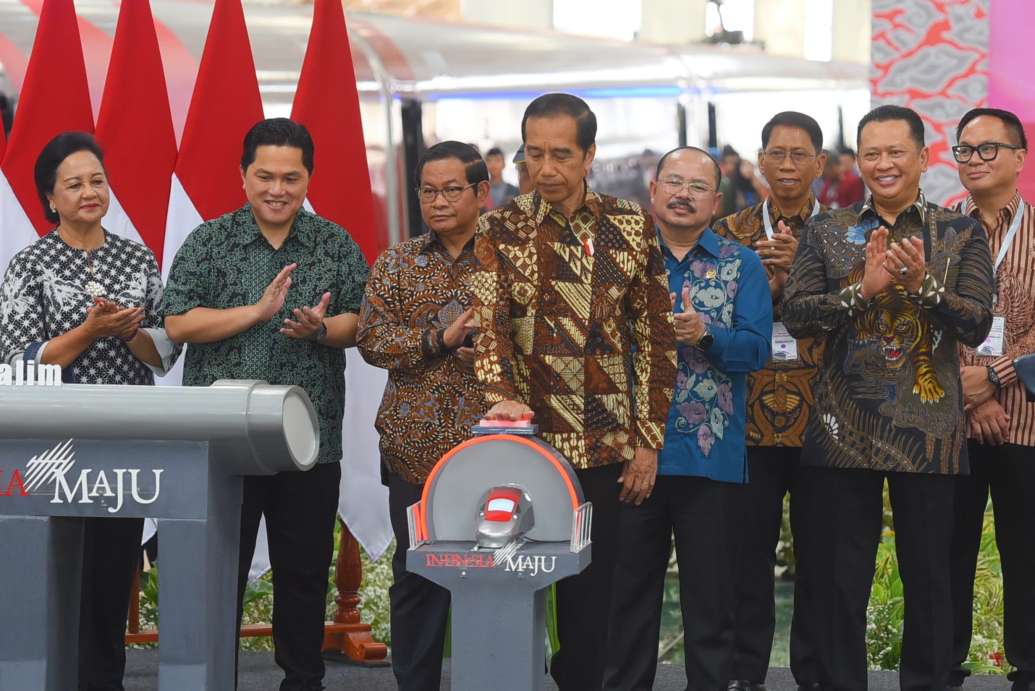 Presiden Jokowi saat meresmikan kereta cepat WHOOSH di Stasiun KCJB Halim