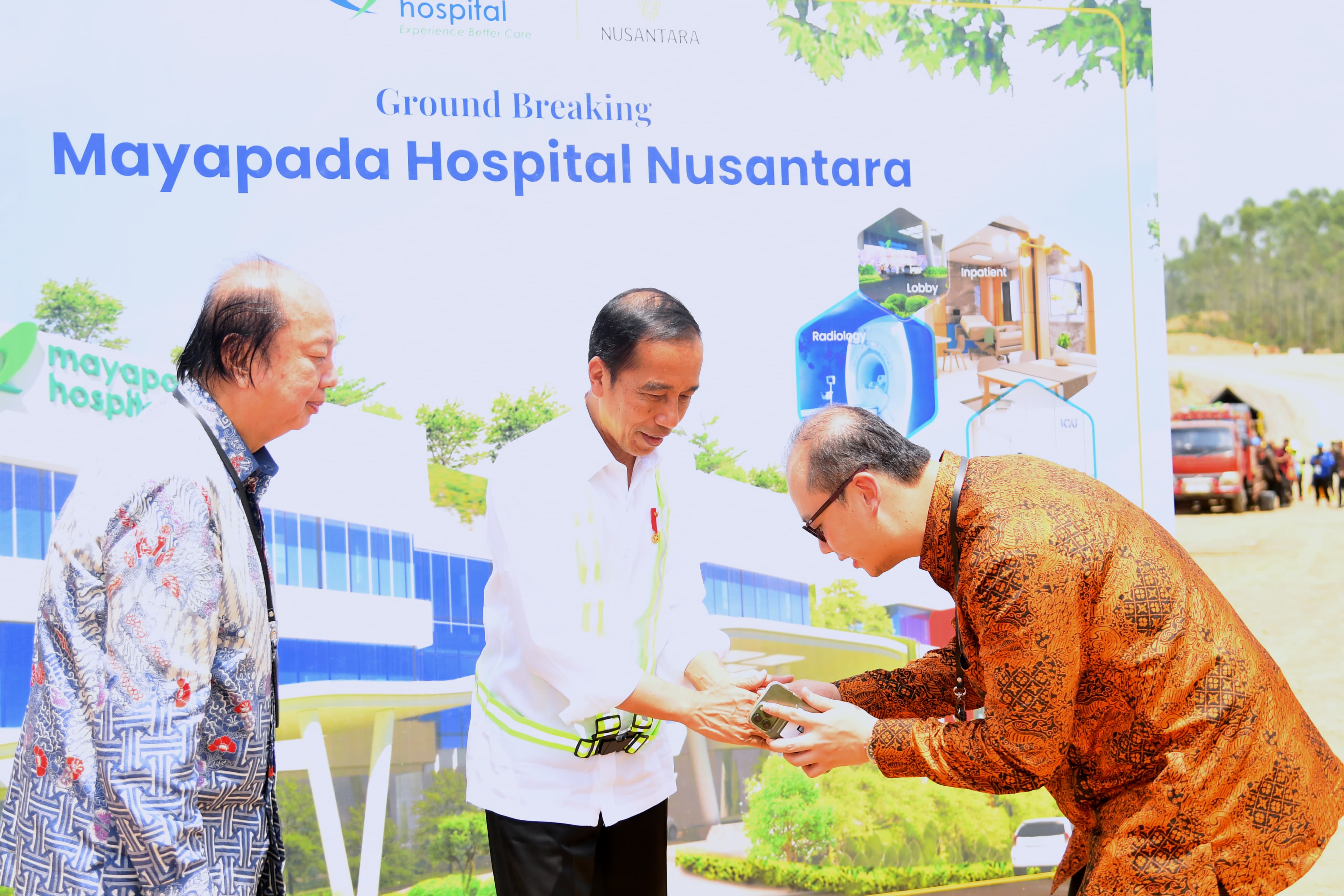 Presiden Joko Widodo melakukan peletakan batu pertama Rumah Sakit (RS) Mayapada Hospital Nusantara di Kabupaten Penajam Paser Utara, Provinsi Kalimantan Timur (01/11/2023).