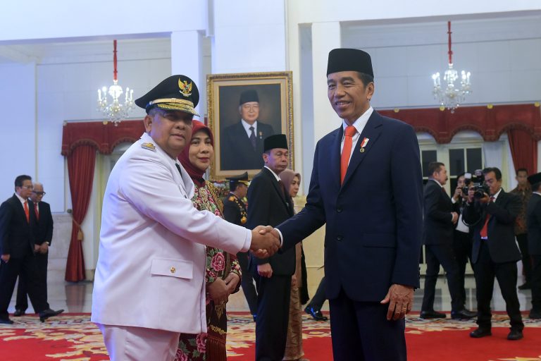 Presiden RI Joko Widodo (Jokowi) melantik Brigjen TNI (Purn) H. Edy Natar Nasution sebagai Gubernur Riau, di Istana Negara, Jakarta, Senin (27/11/2023).