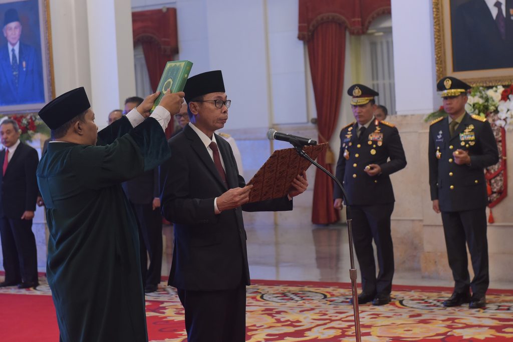 Presiden RI Joko Widodo (Jokowi) menyaksikan Pengucapan Sumpah Ketua Sementara Komisi Pemberantasan Korupsi (KPK) Nawawi Pomolango, di Istana Negara, DKI Jakarta, Senin (27/11/2023) pagi.