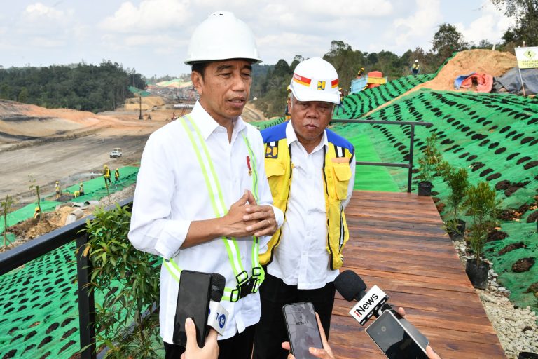 Presiden Joko Widodo Menjawab Pertanyaan Wartawan setelah Melakukan Peninjauan Proyek Jalan Tol IKN (01/11/2023)