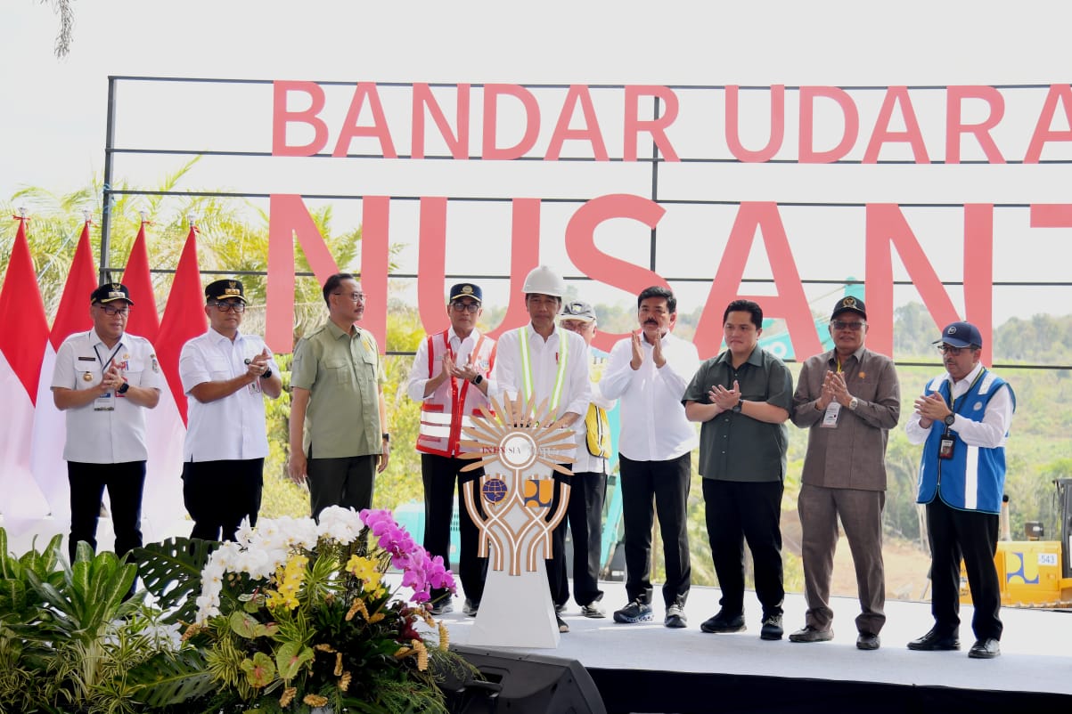 Presiden Joko Widodo melakukan peletakan batu pertama Bandar Udara Ibu Kota Nusantara (IKN) di Kabupaten Penajam Paser Utara, Provinsi Kalimantan Timur (01/1/2023)