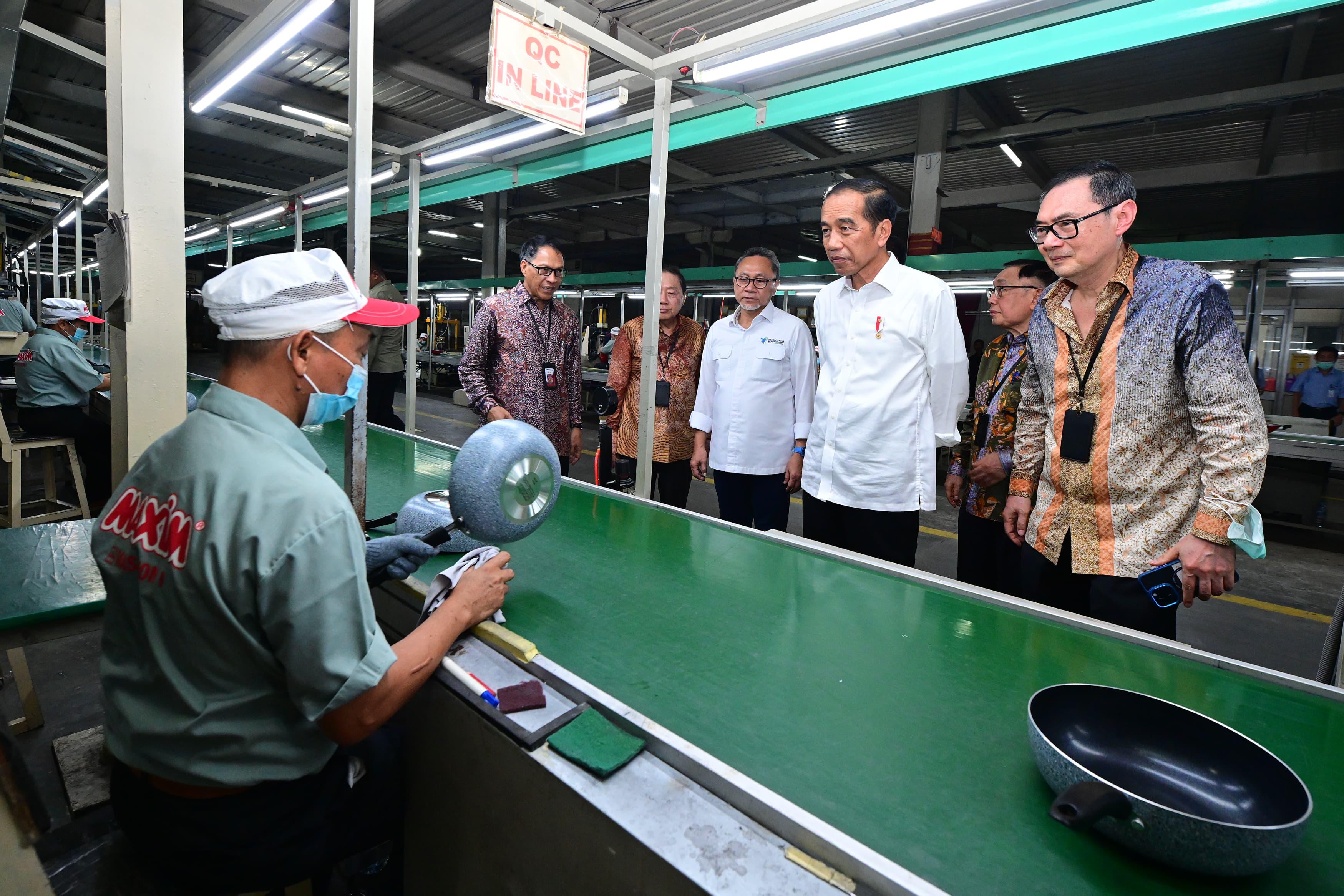 Presiden Jokowi Meninjau Pabrik PT Maspion Unit I, Kabupaten Sidoarjo, Provinsi Jawa Timur, pada Rabu, 27 Desember 2023.