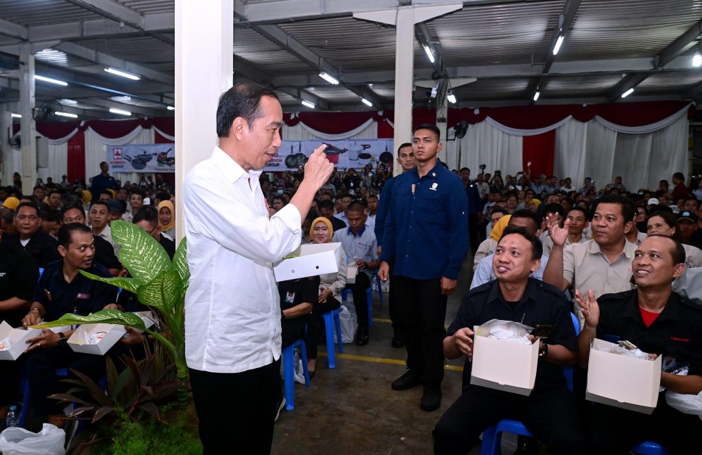 Presiden Jokowi Makan Siang Bersama dengan Karyawan di Pabrik PT Maspion Unit I, Kabupaten Sidoarjo, Provinsi Jawa Timur, pada Rabu, 27 Desember 2023.