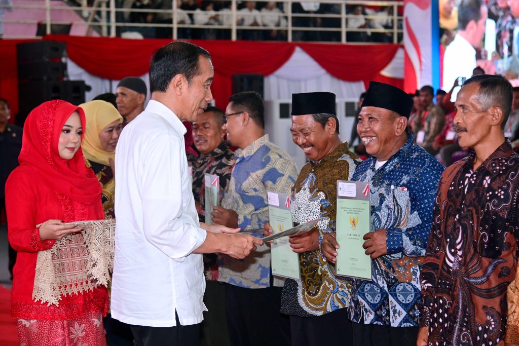 penyerahan sertifikat tanah untuk rakyat yang digelar di Gelanggang Olah Raga (GOR) Delta, Kabupaten Sidoarjo, Provinsi Jawa Timur, pada Rabu, 27 Desember 2023.