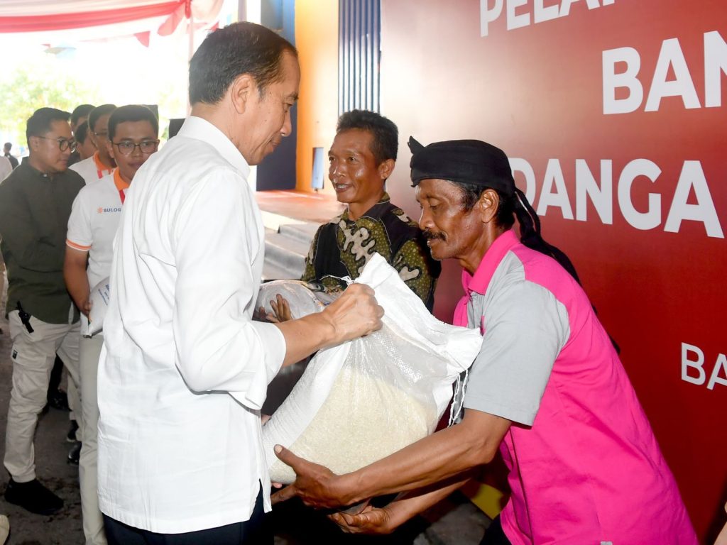 Presiden Jokowi Pastikan Penyaluran Bantuan Pangan dan BLT El Nino di Banyumas