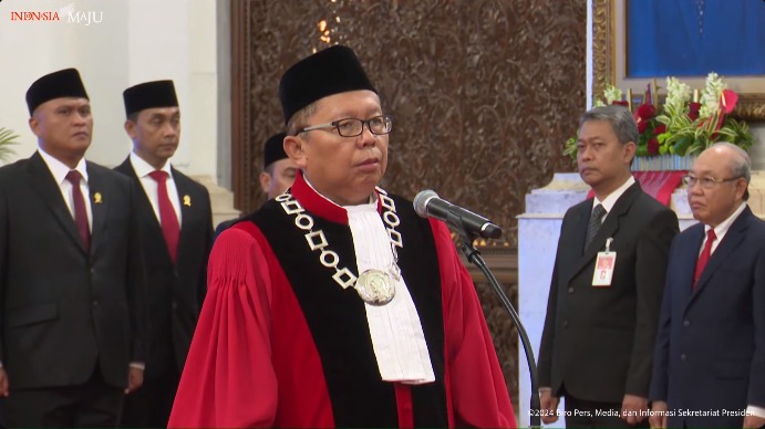 Arsul Sani saat dilantik sebagai Hakim Konstitusi di Istana Negara, Jakarta Pusat, Kamis (18/1)