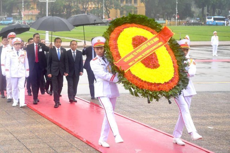 Presiden Jokowi mengunjungi Monumen Pahlawan Nasional Vietnam dan Mausoleum Ho Chi Minh di Hanoi, Vietnam, Jumat (12/01/2024). (Foto: BPMI Setpres)