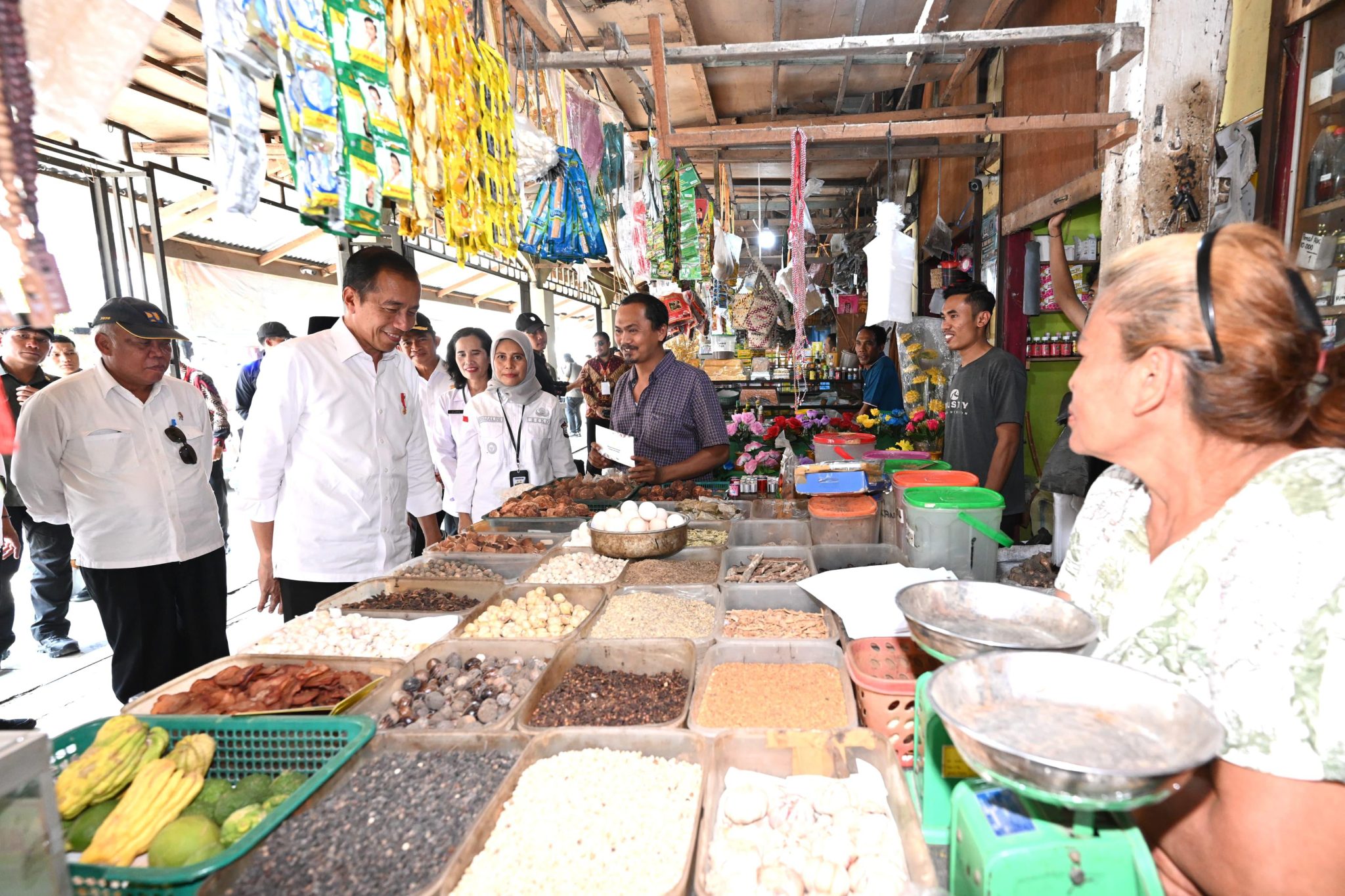 Presiden Jokowi Cek Harga dan Stok Bahan Pokok di Pasar Kawat Tanjungbalai 