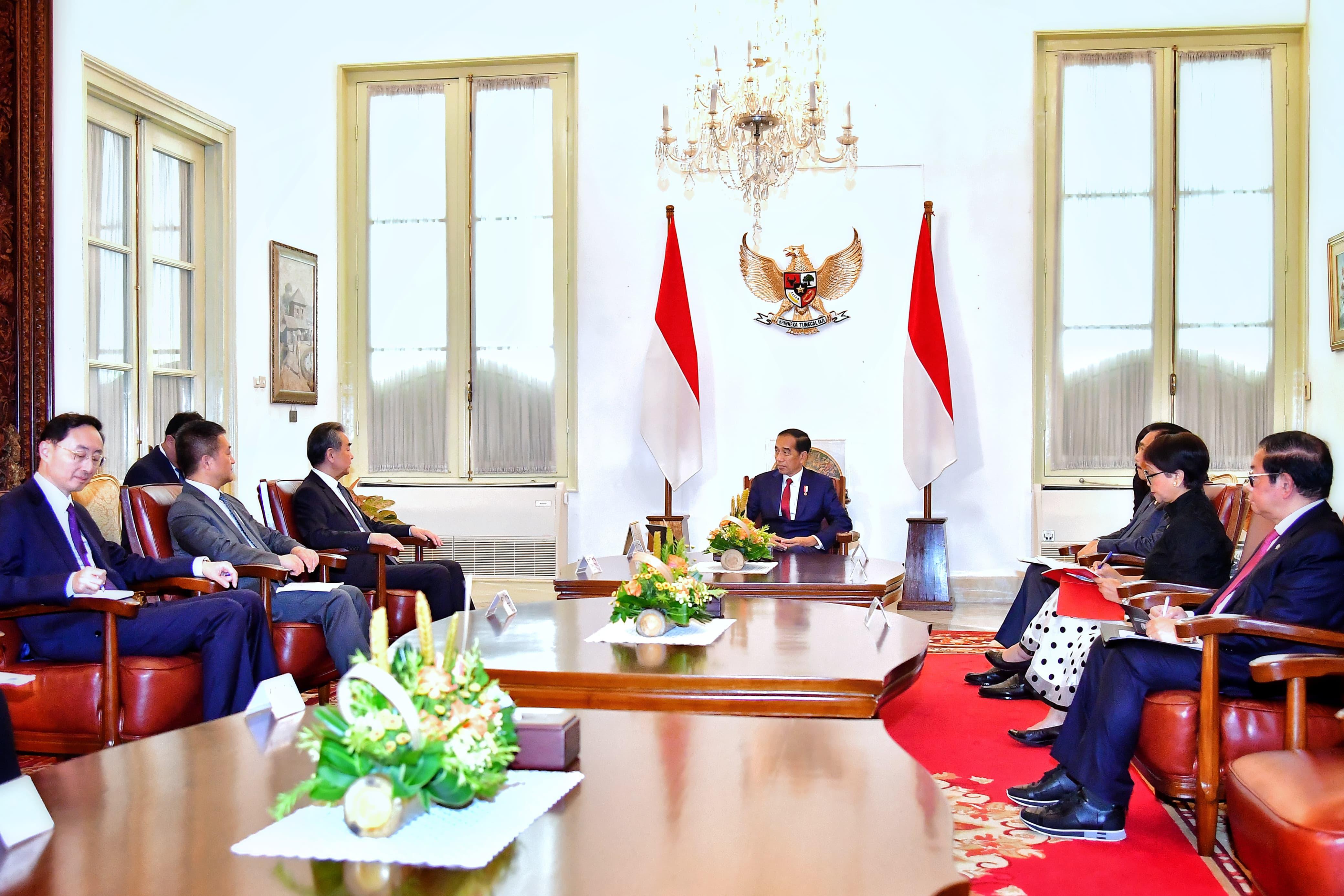 Sekretariat Kabinet Republik Indonesia |  Presiden Jokowi dan Menlu Tiongkok membahas kerja sama ekonomi bilateral dan isu-isu Timur Tengah