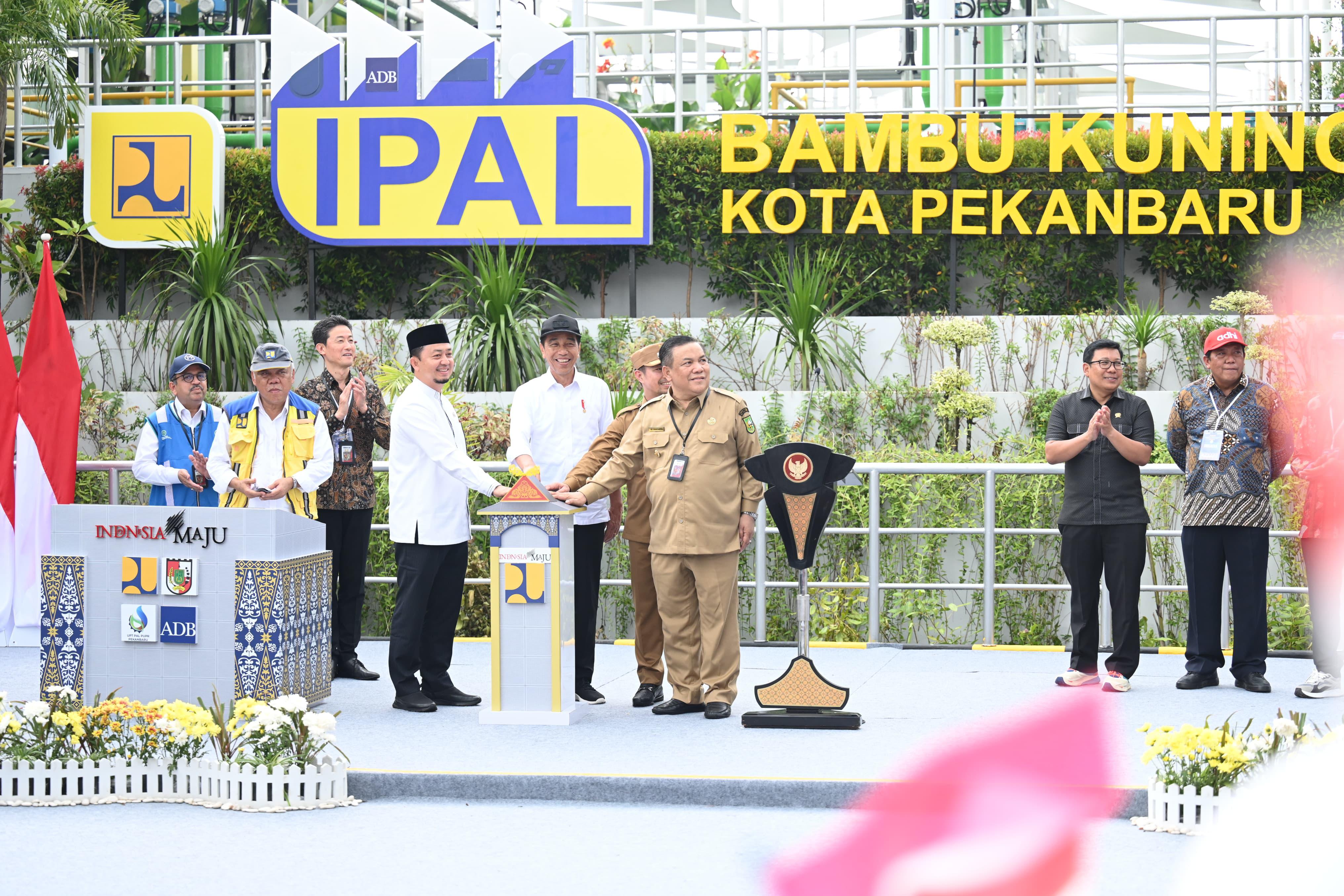 Presiden Joko Widodo (Jokowi) meresmikan Sistem Pengelolaan Air Limbah Domestik Terpusat (SPALDT) Bambu Kuning, di Kota Pekanbaru, Provinsi Riau, Jumat (31/05/2024). (Foto: BPMI Setpres/Kris)