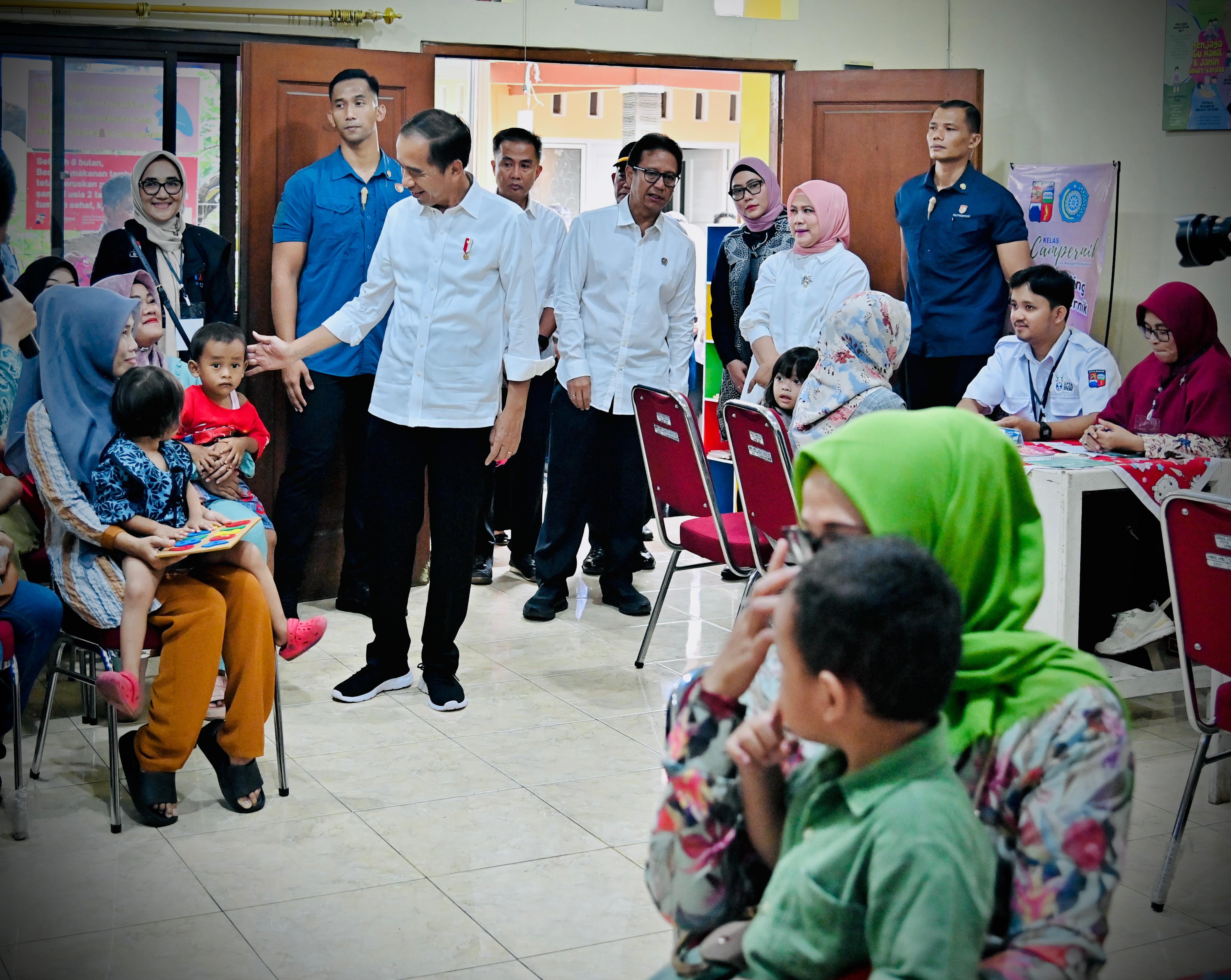 Cabinet Secretariat of the Republic of Indonesia |  President Jokowi, Ms. Iriana Review Simultaneous Intervention Movement to Prevent Stunting in Posyandu Bogor