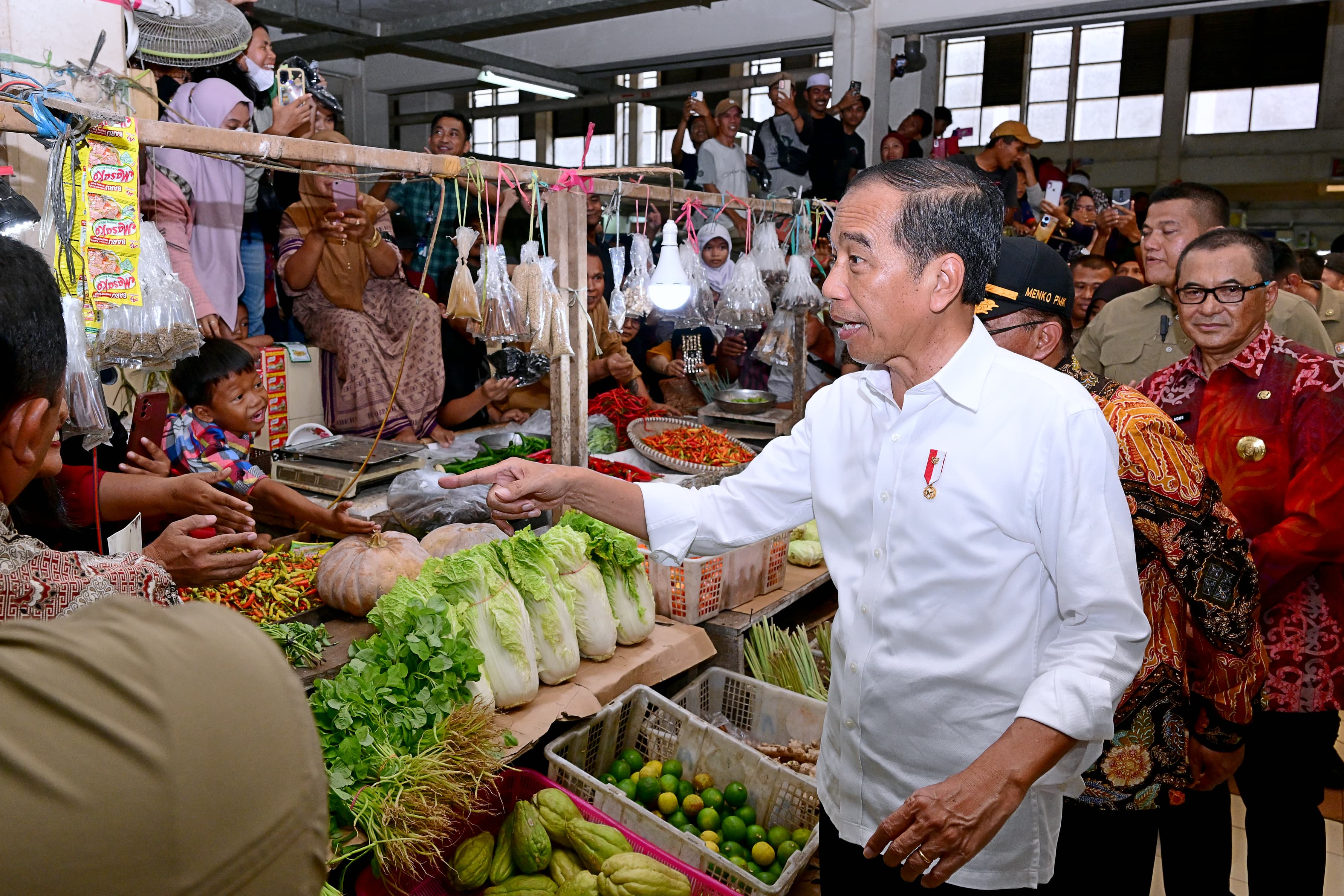 Cabinet Secretariat of the Republic of Indonesia | Visiting Sanggam Adji Dilayas Market, President Jokowi greets traders and community Visiting Sanggam Adji Dilayas Market, President Jokowi greets traders and community