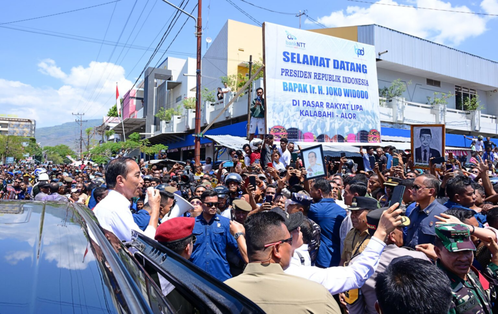 Cabinet Secretariat of the Republic of Indonesia | President Jokowi inspects prices of staple foods at LIPA Kalabahi Market