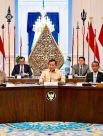 President Prabowo Subianto holds a meeting with global investor Ray Dalio at Merdeka Palace in Jakarta, Friday (03/07). (Photo by: BPMI of Presidential Secretariat)