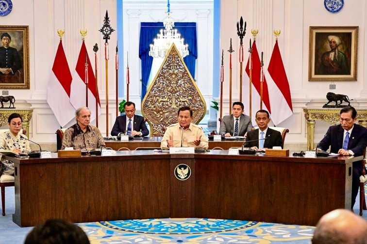 President Prabowo Subianto holds a meeting with global investor Ray Dalio at Merdeka Palace in Jakarta, Friday (03/07). (Photo by: BPMI of Presidential Secretariat)