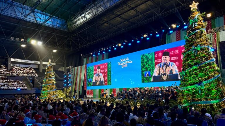 Dalam acara Puncak Peringatan Natal Nasional Tahun 2025 di Tennis Indoor Senayan, Jakarta, pada Senin, 5 Januari 2026, Presiden Prabowo Subianto menegaskan bahwa peringatan Natal Nasional menjadi bukti nyata jati diri bangsa Indonesia sebagai bangsa yang majemuk dan besar.
