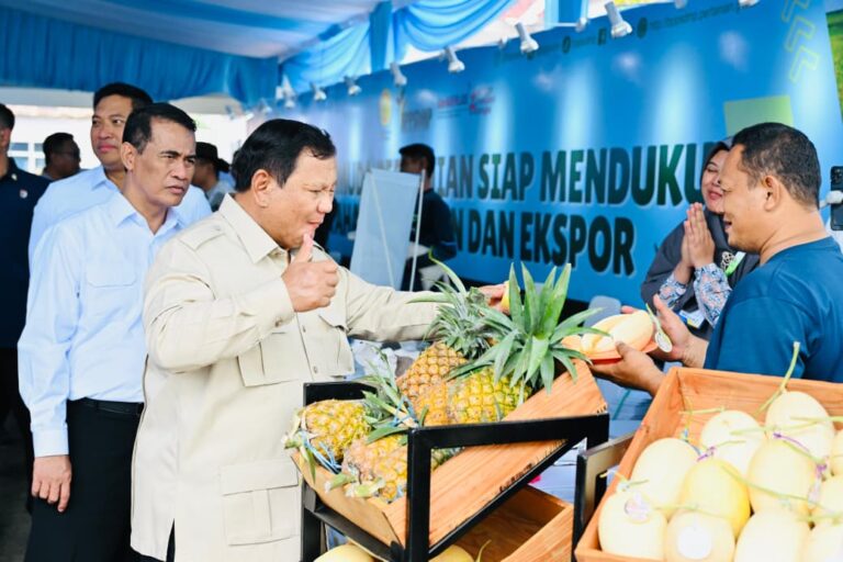 Presiden Prabowo Subianto melakukan peninjauan berbagai inovasi hilirisasi dan teknologi pertanian modern dalam rangkaian kegiatan Panen Raya di Desa Kertamukti, Kabupaten Karawang, Provinsi Jawa Barat, pada Rabu, 7 Januari 2026.