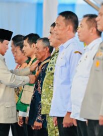 Presiden Prabowo Subianto menganugerahkan Tanda Kehormatan Republik Indonesia kepada sejumlah tokoh dan pelaku di bidang pertanian dan pangan dalam acara Panen Raya dan Pengumuman Swasembada Pangan Nasional