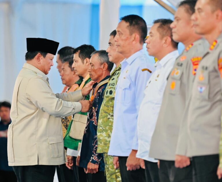 Presiden Prabowo Subianto menganugerahkan Tanda Kehormatan Republik Indonesia kepada sejumlah tokoh dan pelaku di bidang pertanian dan pangan dalam acara Panen Raya dan Pengumuman Swasembada Pangan Nasional