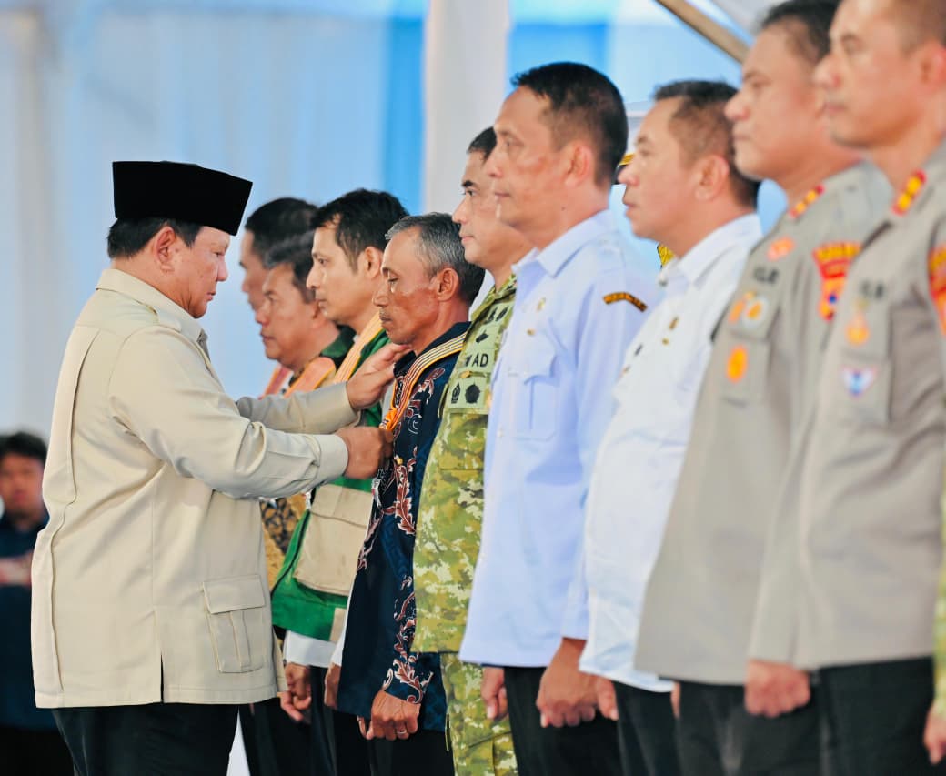 Presiden Prabowo Subianto menganugerahkan Tanda Kehormatan Republik Indonesia kepada sejumlah tokoh dan pelaku di bidang pertanian dan pangan dalam acara Panen Raya dan Pengumuman Swasembada Pangan Nasional