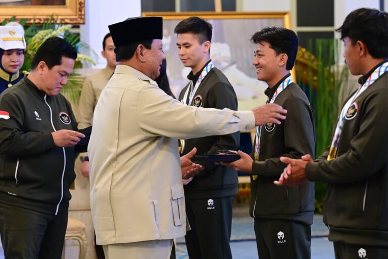 Presiden Prabowo Subianto memberikan penghargaan dan apresiasi kepada para atlet dan pelatih Indonesia yang telah mengharumkan nama bangsa pada ajang Sea Games ke-33 Thailand, di Istana Negara, Jakarta, pada Kamis, 8 Januari 2026.