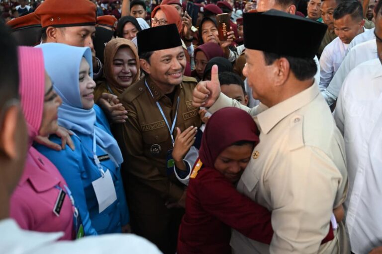 Presiden Prabowo Subianto meresmikan 166 Sekolah Rakyat di seluruh Indonesia yang diselenggarakan di Balai Besar Pendidikan Pelatihan Kesejahteraan Sosial (BBPPKS), Kota Banjarbaru, Provinsi Kalimantan Selatan, pada Senin, 12 Januari 2026.
