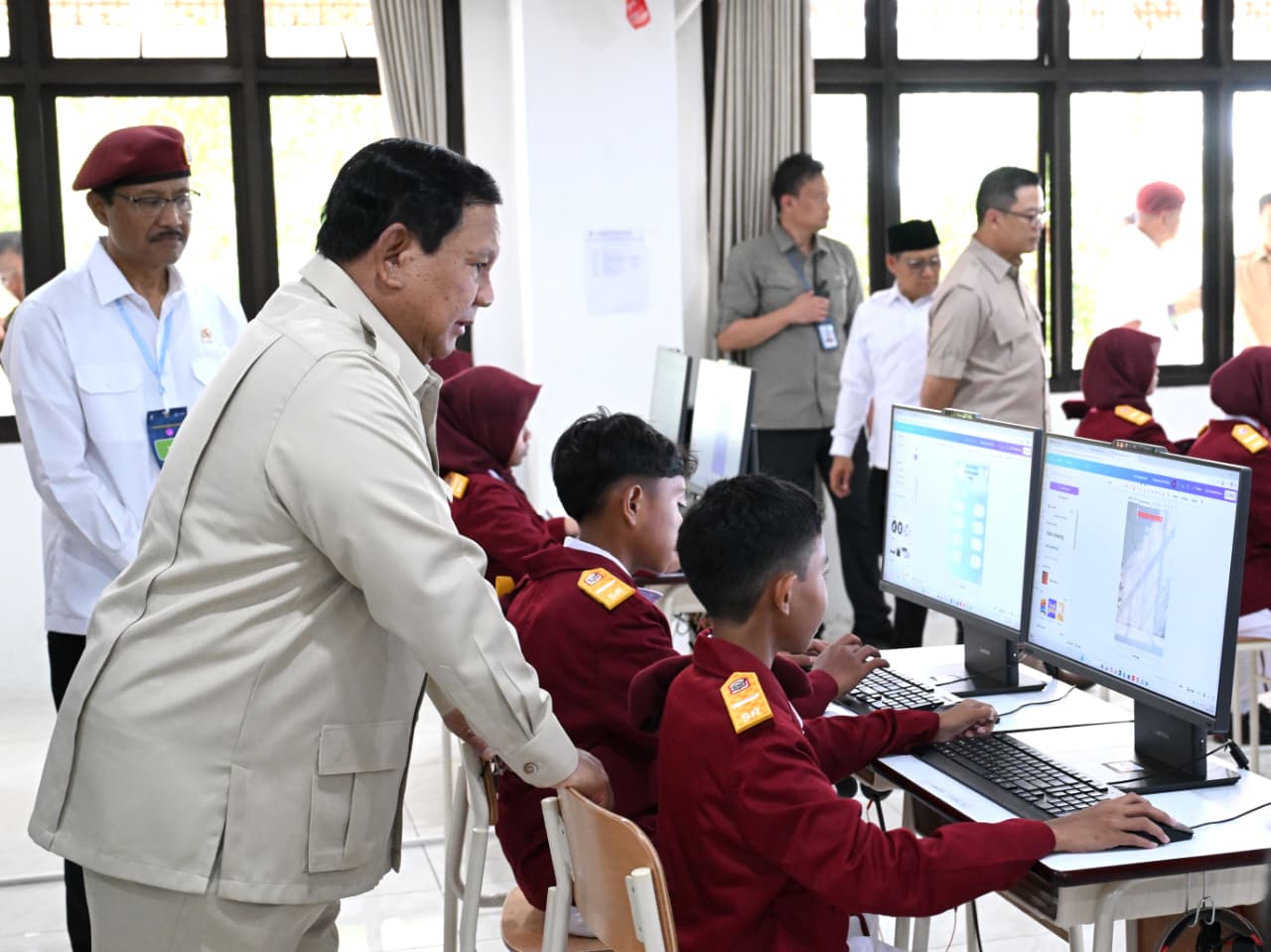 Presiden Prabowo Subianto menyampaikan rasa haru dan bangga usai menyaksikan langsung pencapaian anak-anak Sekolah Rakyat di Kota Banjarbaru, Provinsi Kalimantan Selatan, pada Senin, 12 Januari 2026.