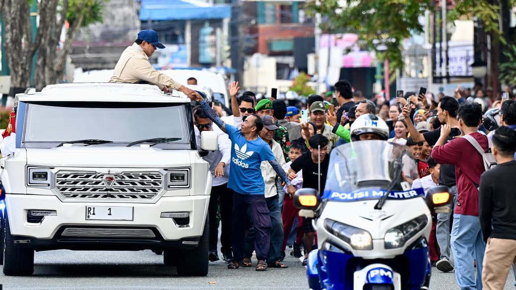 Masyarakat dan anak-anak tampak bersemangat meneriakkan nama Presiden pada kunjungan ke Kota Balikpapan, Provinsi Kalimantan Timur, pada Senin, 12 Januari 2026.